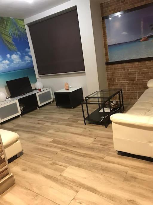 Precioso Apartamento 3 Habitaciones. Con Patio. 卡马斯 外观 照片